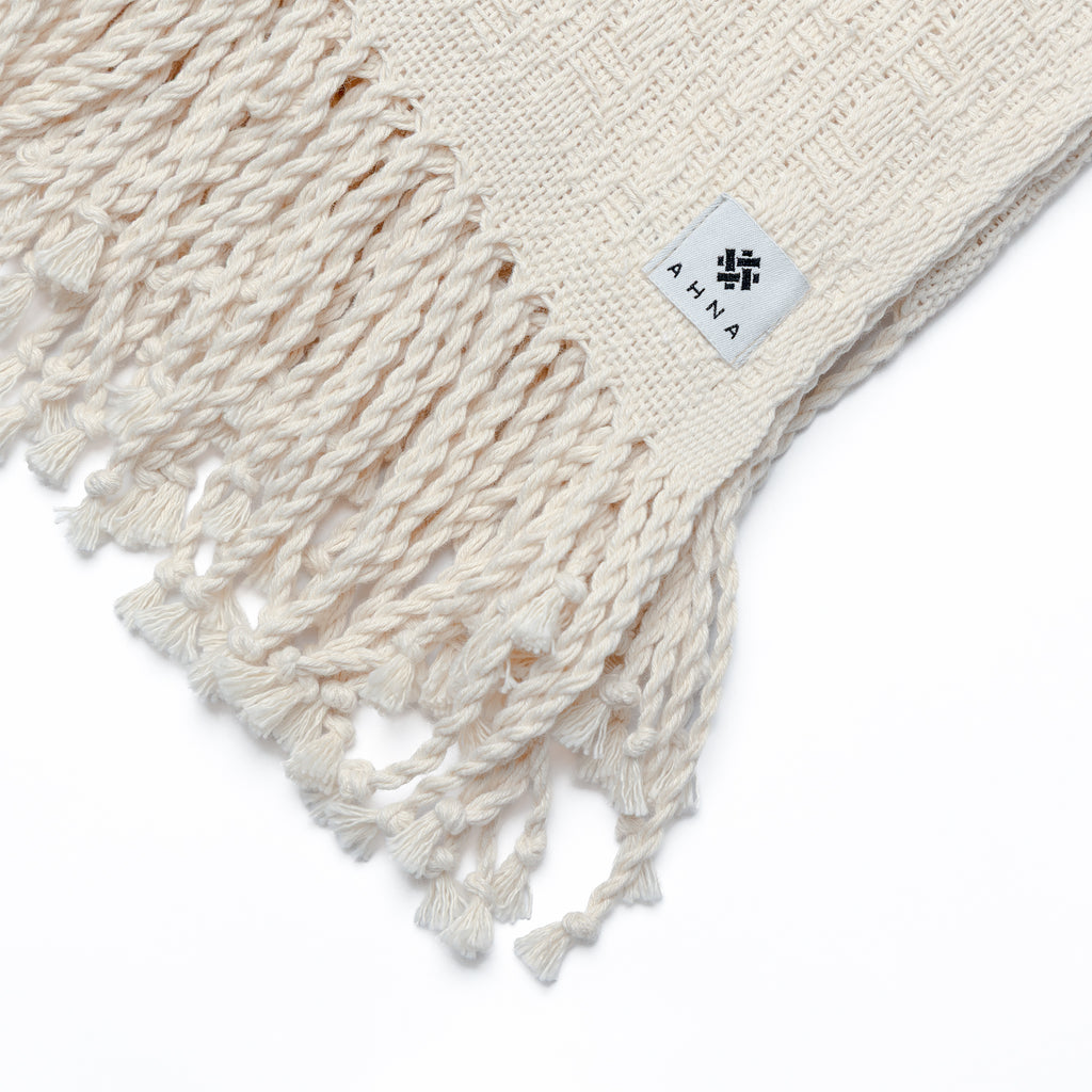 AINA Tagesdecke – Ecru – handgewebte Baumwolle